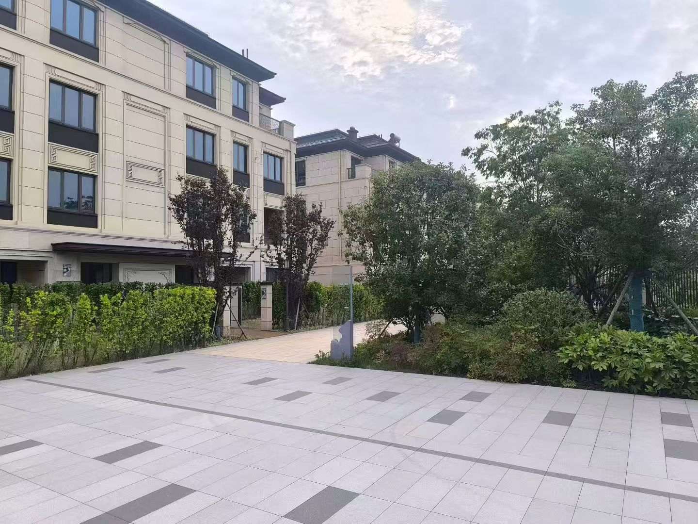 佳木斯 芝麻白与芝麻白搭配铺装，尺寸1200*600