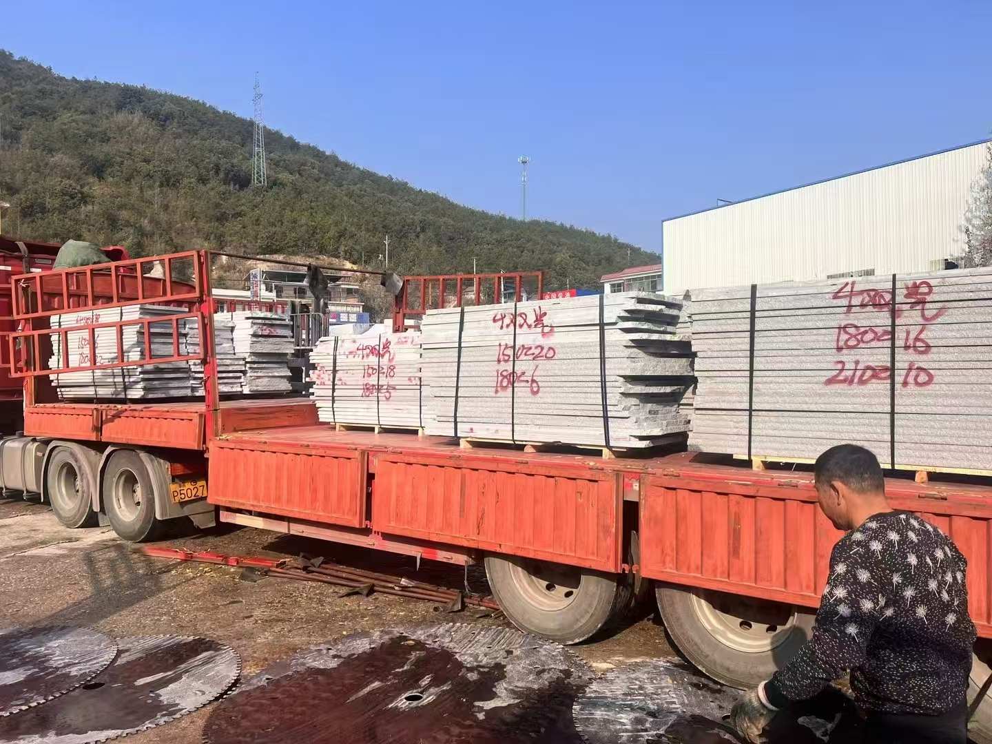 佳木斯 芝麻灰花岗岩光面毛板出货日常